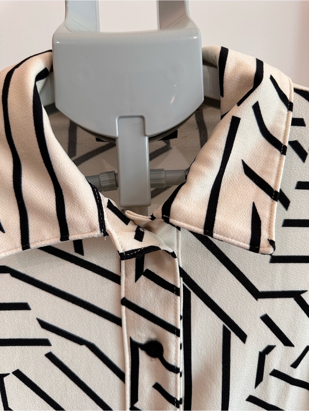 Women's Black & Cream Geometric Button-Up Blouse